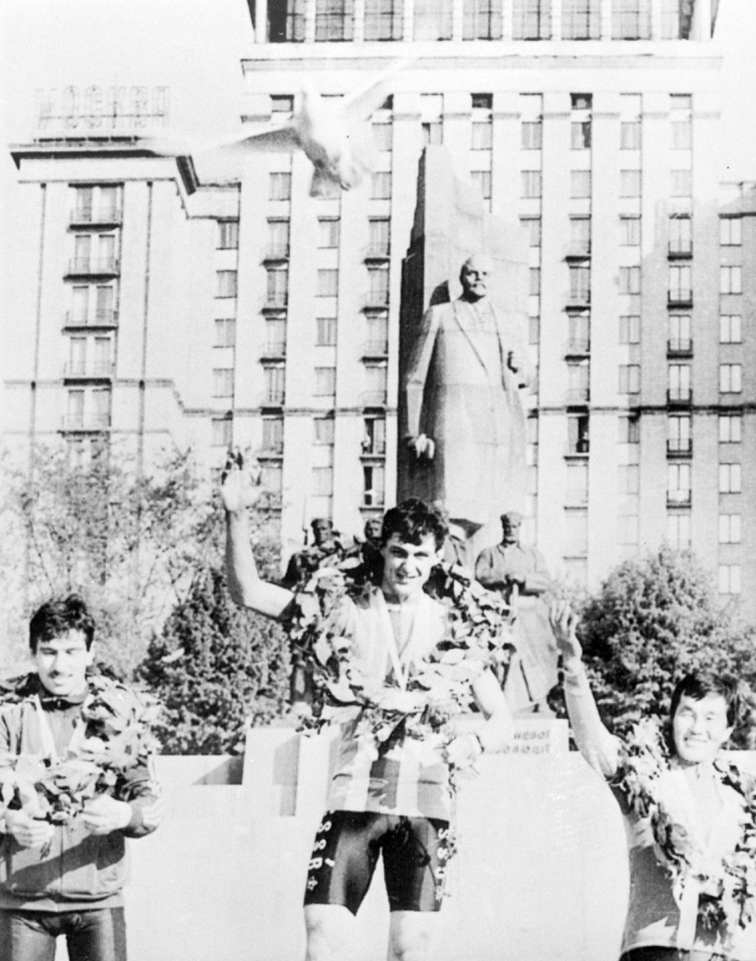Jednadvacetiletý nováček v reprezentaci Jozef Regec slavil v první etapě cyklistického Závodu míru v Kyjevě 7. května 1986 vítězství  před sochou bývalého sovětského vůdce Lenina. Foto: ČTK