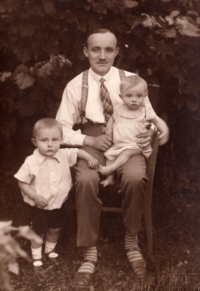 Johann Husch se svými nejstaršími dětmi Richardem a Ilonou. Foto: Paměť národa