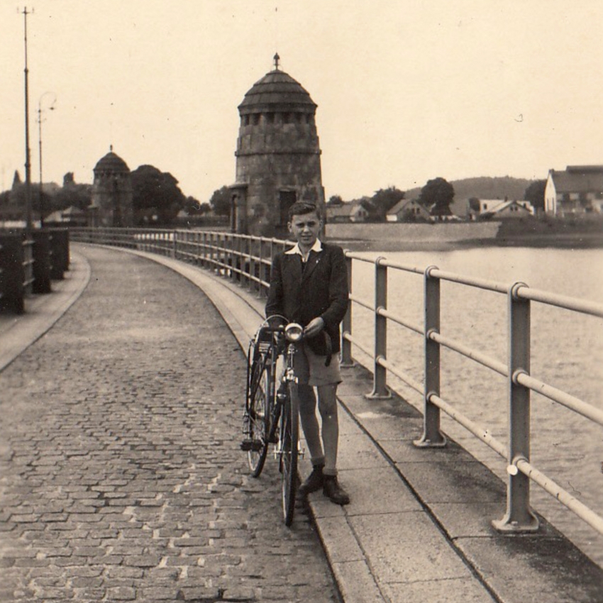 Josef Tvrzník na hrázi jablonecké přehrady v roce 1945. Foto: Paměť národa