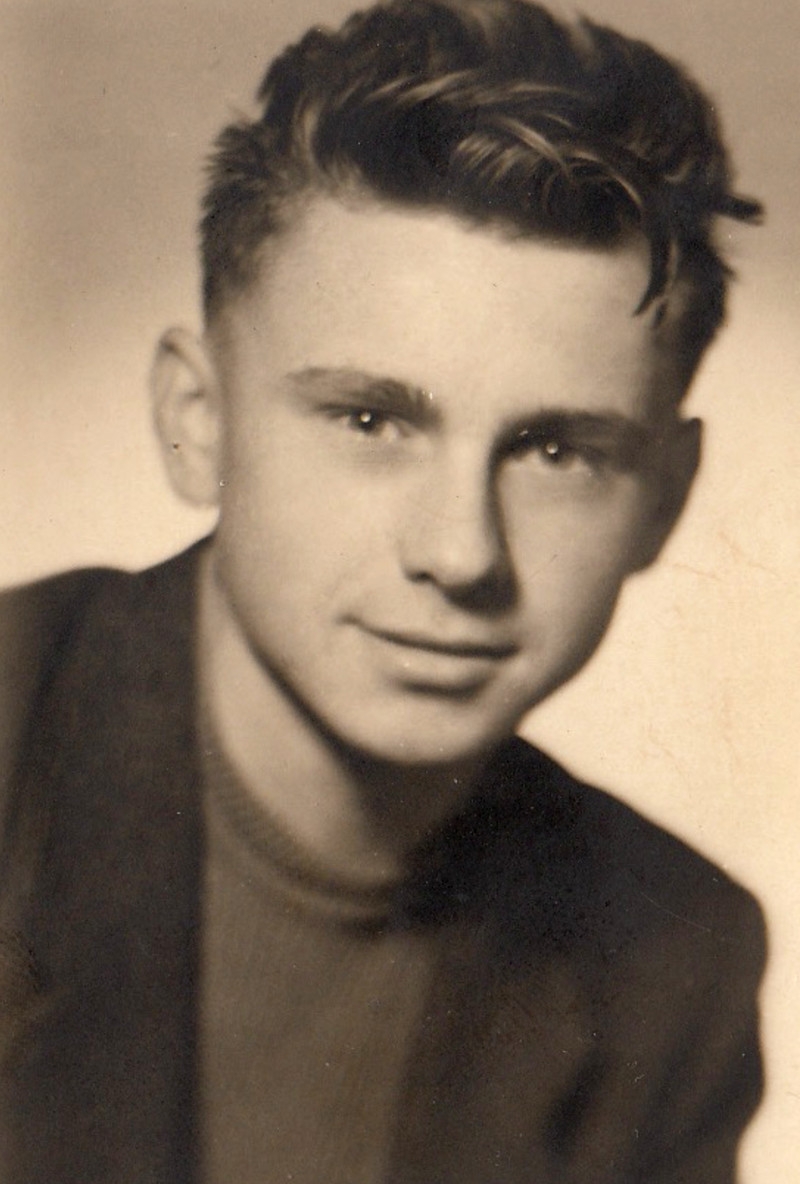 Josef Tvrzník jako student Střední uměleckoprůmyslové školy v Jablonci v roce 1947. Foto: Paměť národa