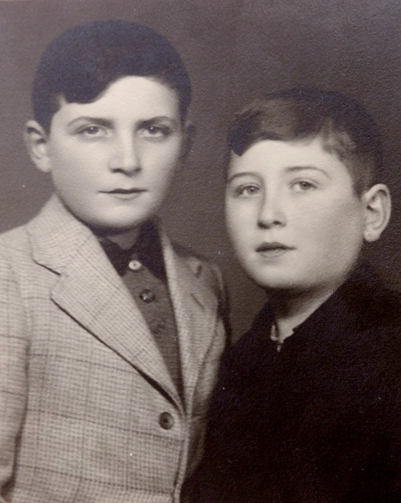 Jiří (vlevo) s bratrancem Josefem po válce. Zdroj: Paměť národa