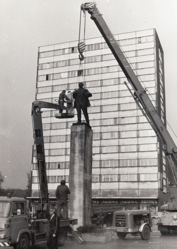 Konec sovětské éry v Mladé Boleslavi symbolizovalo i odstranění sochy V. I. Lenina v roce 1990. Zdroj: Paměť národa