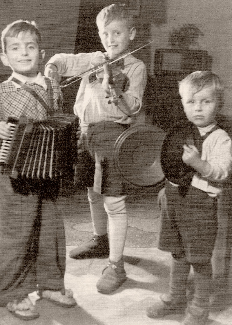 Muzicírování se staršími bratry Milanem a Oldřichem. Foto: Paměť národa