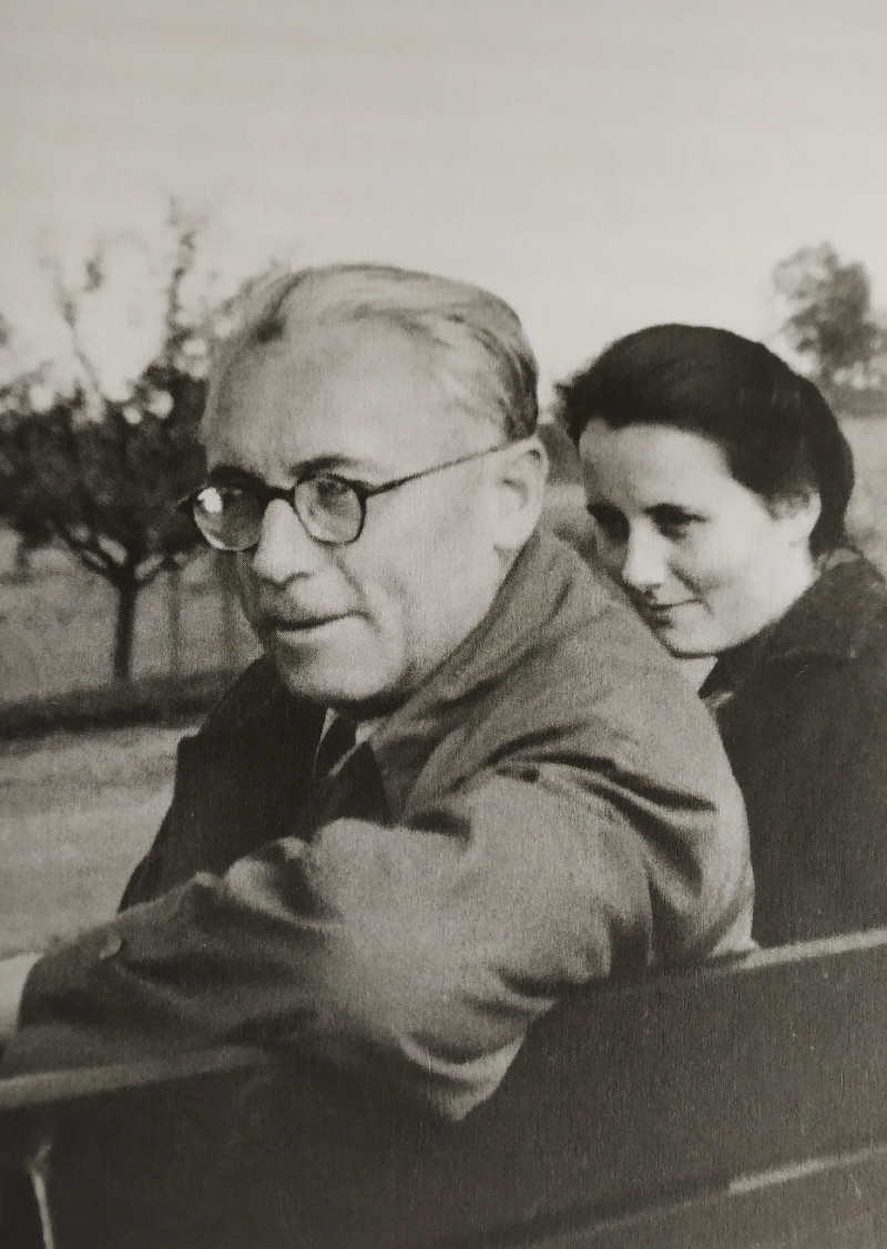 Švestka s tatínkem Karlem Maiwaldem po svatbě v táboře v Ludwigsburgu. Zdroj: archiv Sylvy Šimsové