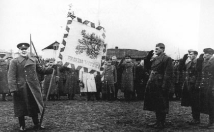 Heliodor Píka předává bojovou zástavu 2. čsl. paradesantní brigádě v SSSR 22. dubna 1944. Foto: Wikimedia Commons