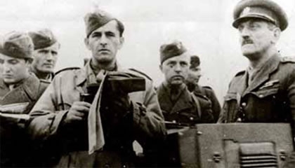 Velitel brigády plk. Vladimír Přikryl (vpravo) a náčelník štábu škpt. Hlásný (s mapou) u Žiaru nad Hronom 10. října 1944. Foto: CC BY-SA 3.0