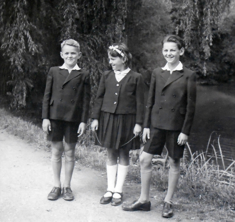 Marie se svými bratry v Průhonicích.