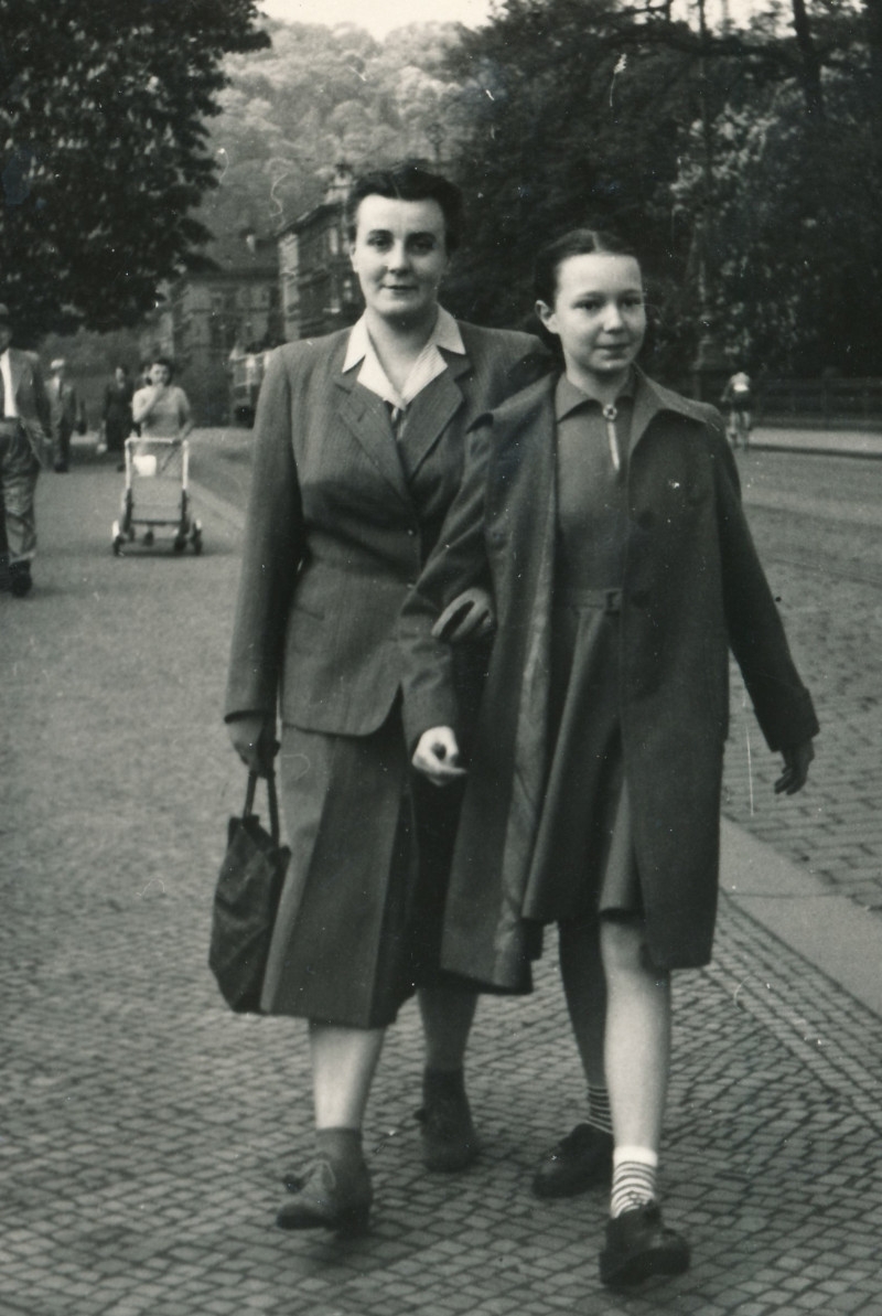Charlotta se svou maminkou Herbertou na mostě Legií v roce 1952. Foto: Charlotta Kotíková/Paměť národa