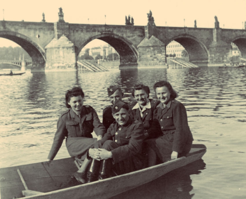 Kozákovi po válce na loďce u Karlova mostu v květnu 1945. Foto: Paměť národa