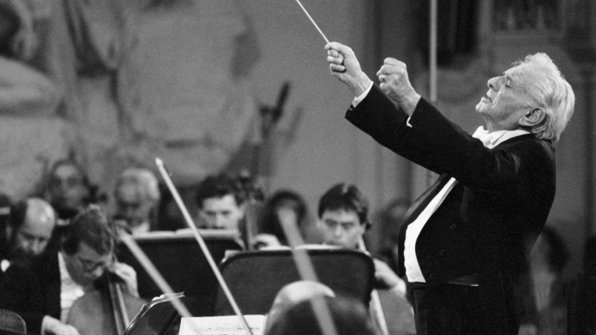 Leonard Bernstein řídí orchestr České filharmonie na Pražském jaru ve Smetanově síni Obecního domu 2. června 1990. Zdroj: ČTK/Matička Petr