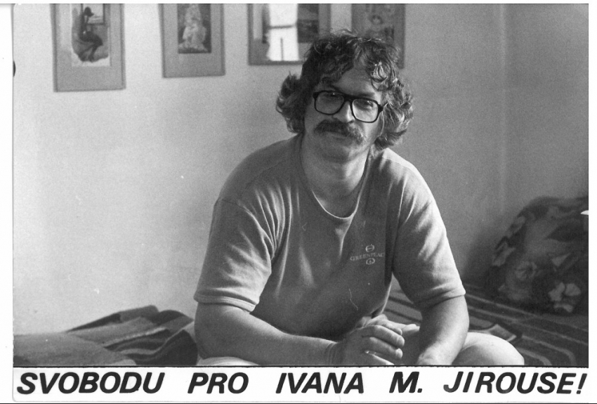 Ivan Jirous byl za své kulturní aktivity vězněn v době normalizace několikrát, naposledy v roce 1989, propuštěn byl 25. listopadu 1989. Zdroj: Paměť národa