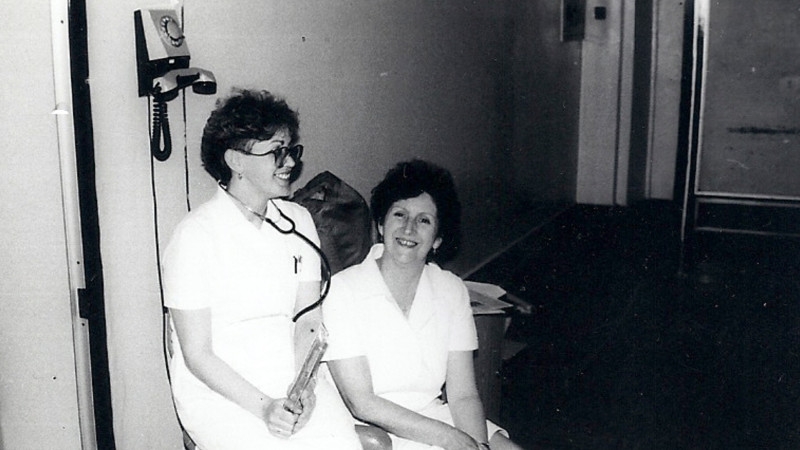 Liana Hanusová (vpravo) na oddělení pro léčbu popálenin. Zdroj: Paměť národa