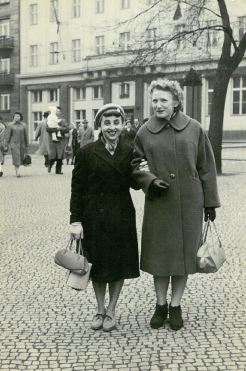 Ludmila Váchalová (vpravo) se spoluvězenkyní po propuštění na amnestii v Praze v květnu 1960. Foto: Paměť národa
