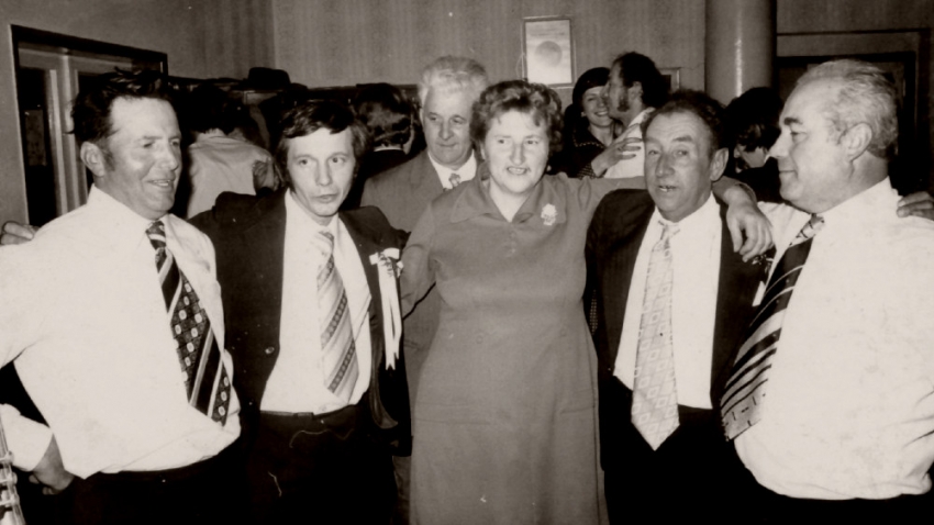 Josef Macek (vpravo) na svatbě svého syna Josefa (druhý zleva). Zdroj: Petr Macek