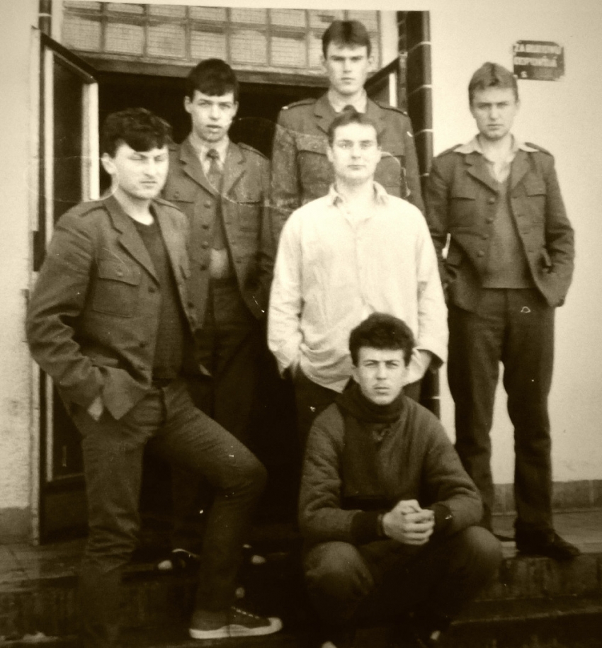 Pavel Mahdal (druhý zprava nahoře) před budovou průzkumné roty v Janovicích nad Úhlavou se svými vojáky v roce 1985.