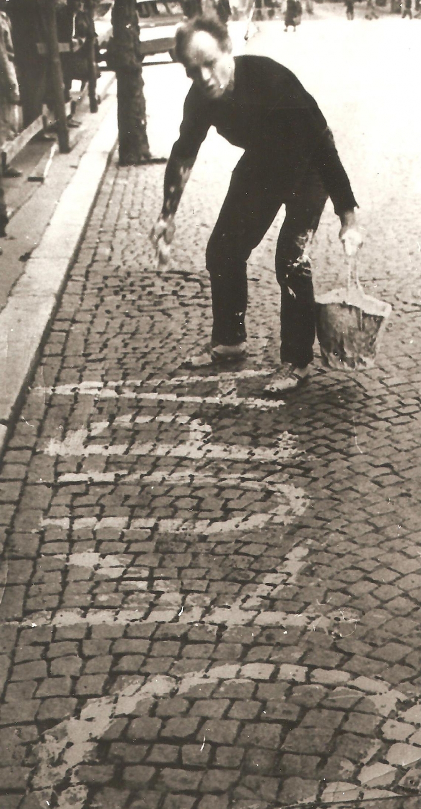 Josef Fidler při malování nápisu OKUPACE v Karlových Varech 21. srpna 1968. Foto: Paměť národa