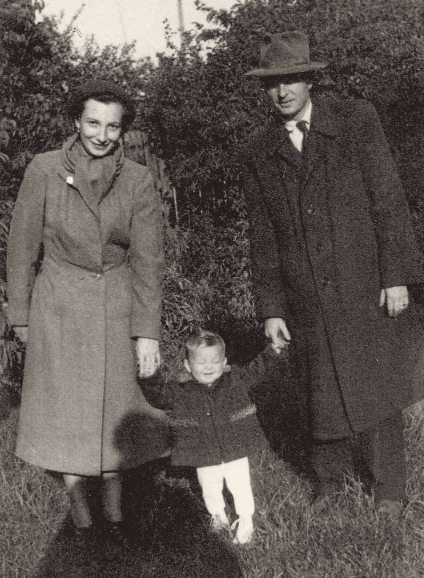 Manželé Havlůjovi se synem Tomášem před zatčením Milušky o Velikonocích roku 1953. Zdroj: Paměť národa