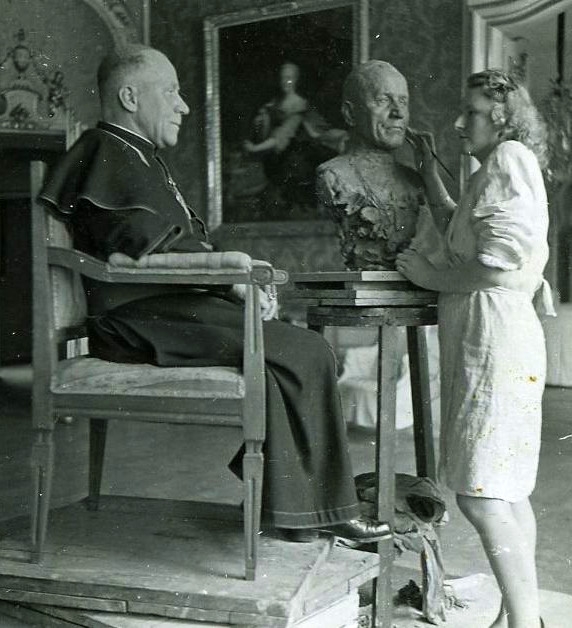 Marie Uchytilová tvoří bustu arcibiskupa Josefa Berana. Foto Paměť národa archív Sylvie Klánové