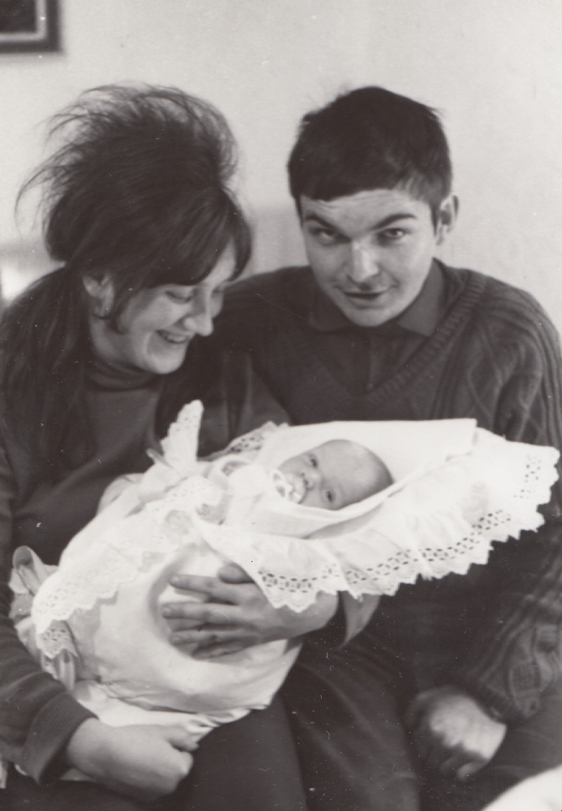S novorozeným synem na podzim 1970 krátce před nástupem do vězení. Foto: Paměť národa