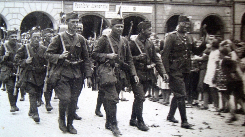 Mobilizace v roce 1938, otec Ervína Šolce první zleva. Zdroj: Archiv pamětníka