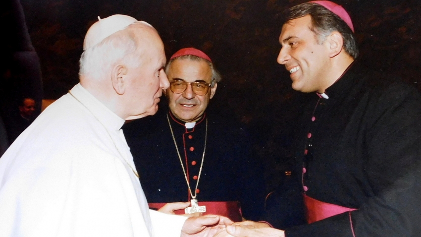 Mons. Josef Kajenek s papežem Janem Pavlem II. a kardinálem Miloslavem Vlkem. 
Zdroj: archiv pamětníka