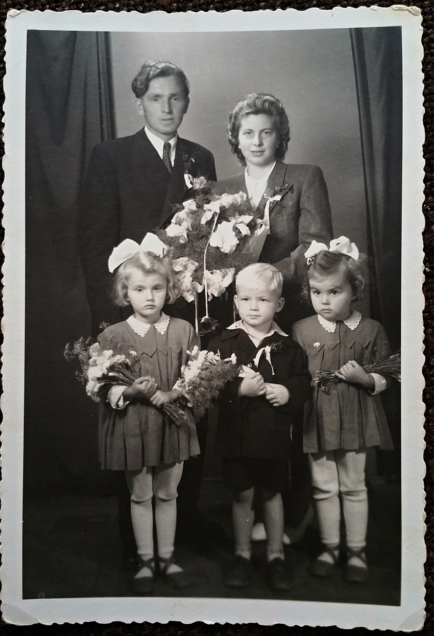 Hermina Musilová, svatební foto, syn uprostřed. Zdroj: Archiv pamětnice