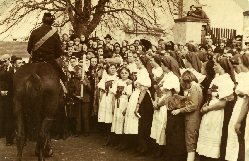 Německé slavnostní jízdy do polí, Stonařov, 30. léta 20. století, na fotografii ve skupině u stromu je i Hermina Schebesta Musilová. Zdroj: Archiv pamětnice