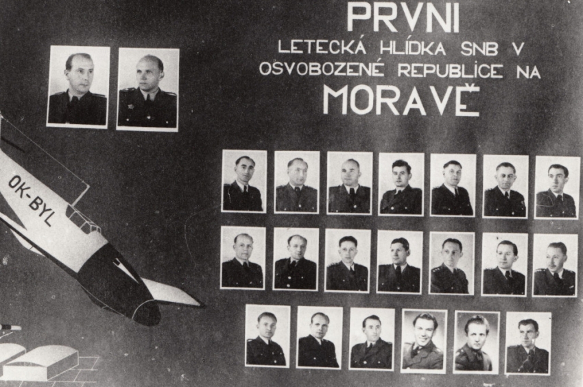 Karel Bažant (ve spodní řadě třetí zprava) na tablu 1. letecké hlídky SNB v osvobozené republice na Moravě. Foto: Paměť národa