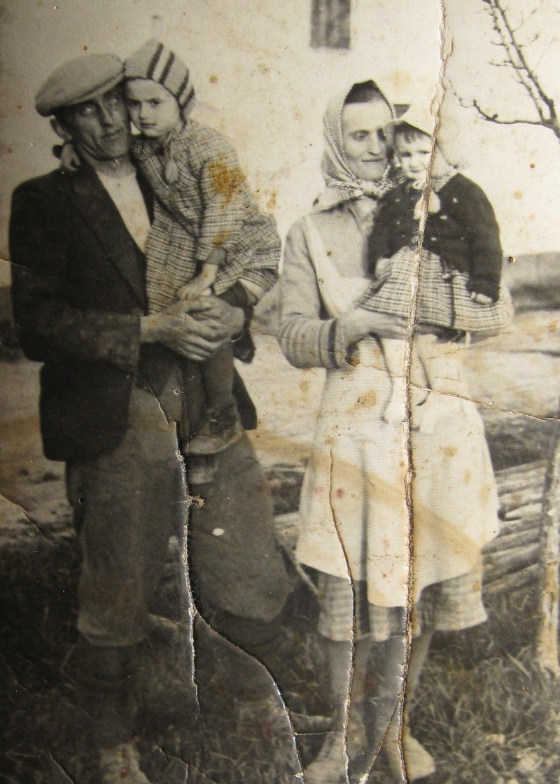 Oherovi v roce 1941 – otec Oldřich s dcerou Ludmilou a matka Marie s dcerou Zdeňkou. Foto: Paměť národa