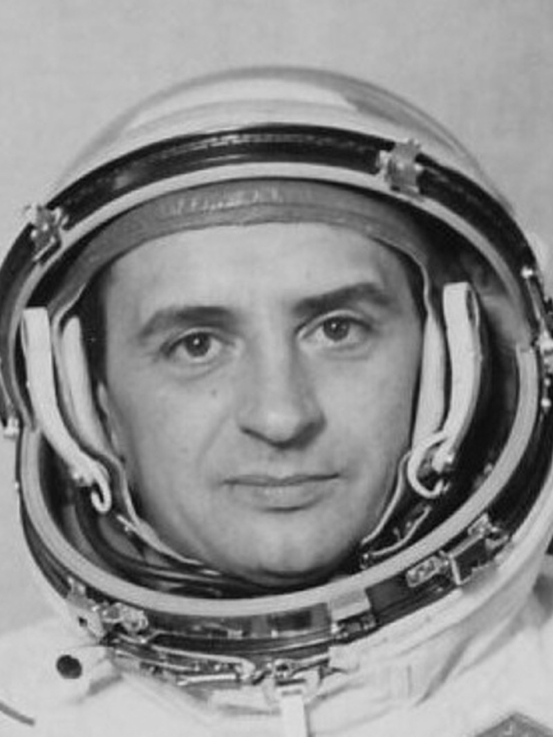 Syn Jarmily Oldřich se narodil v listopadu 1943 ve Zlíně. Mohl být naším prvním kosmonautem, nakonec vzlétl do vesmíru v roce 1978 jeho kolega Vladimír Remek. Zdroj: Paměť národa