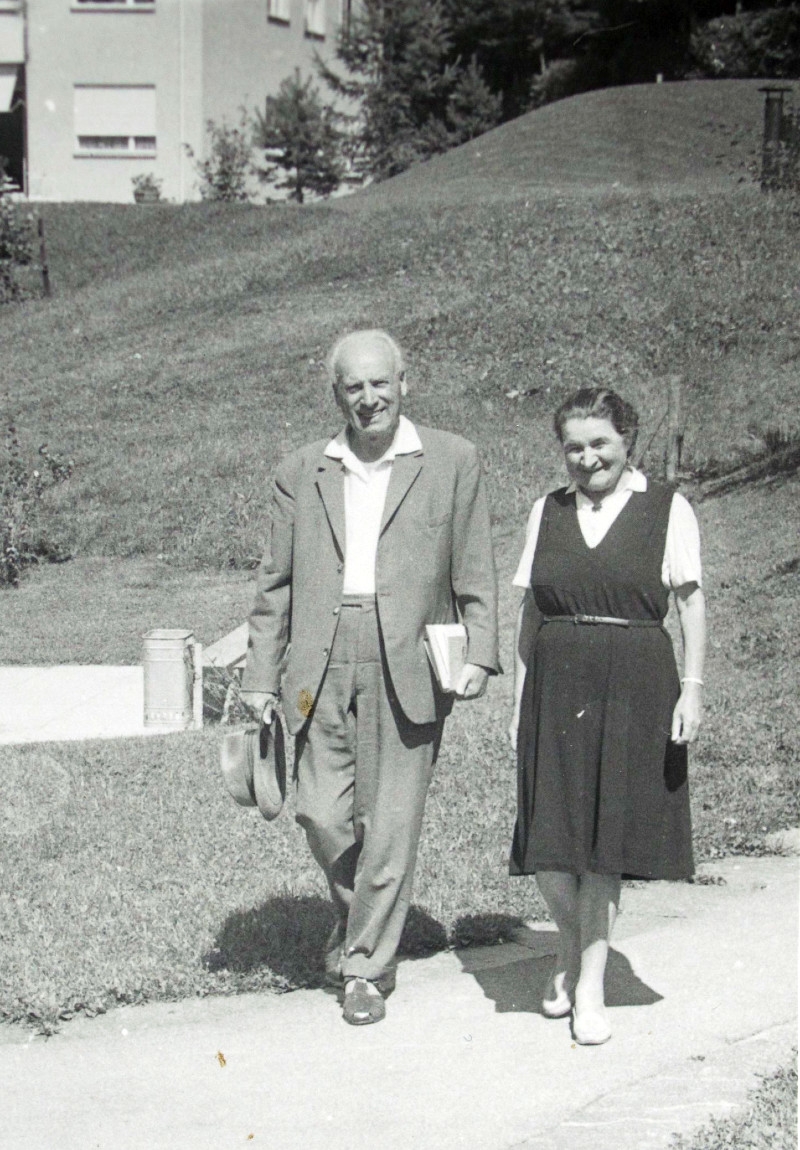 Přemysl Pitter a Olga Fierzová ve Švýcarsku v roce 1969 na fotografii, kterou Moravcovi pořídili při svém pobytu. Foto: Paměť národa