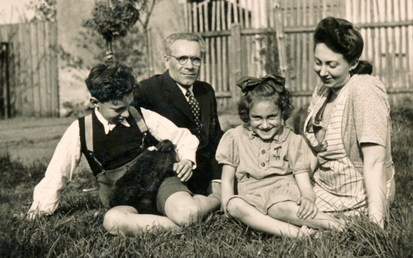 Pavel Werner s rodiči a sestrou v roce 1942 před transportem do Terezína. Válku přežil pouze Pavel. Foto: Paměť národa
