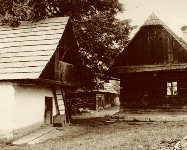 Dům čp. 23 a seník (vlevo), kde v ohni nalezlo smrt několik ploštinských mužů (Etnologický ústav AV ČR).