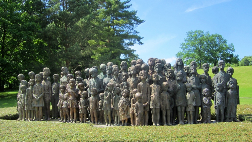 Pohled na bronzové sousoší lidických dětí, celoživotní dílo akademické sochařky Marie Uchytilové.