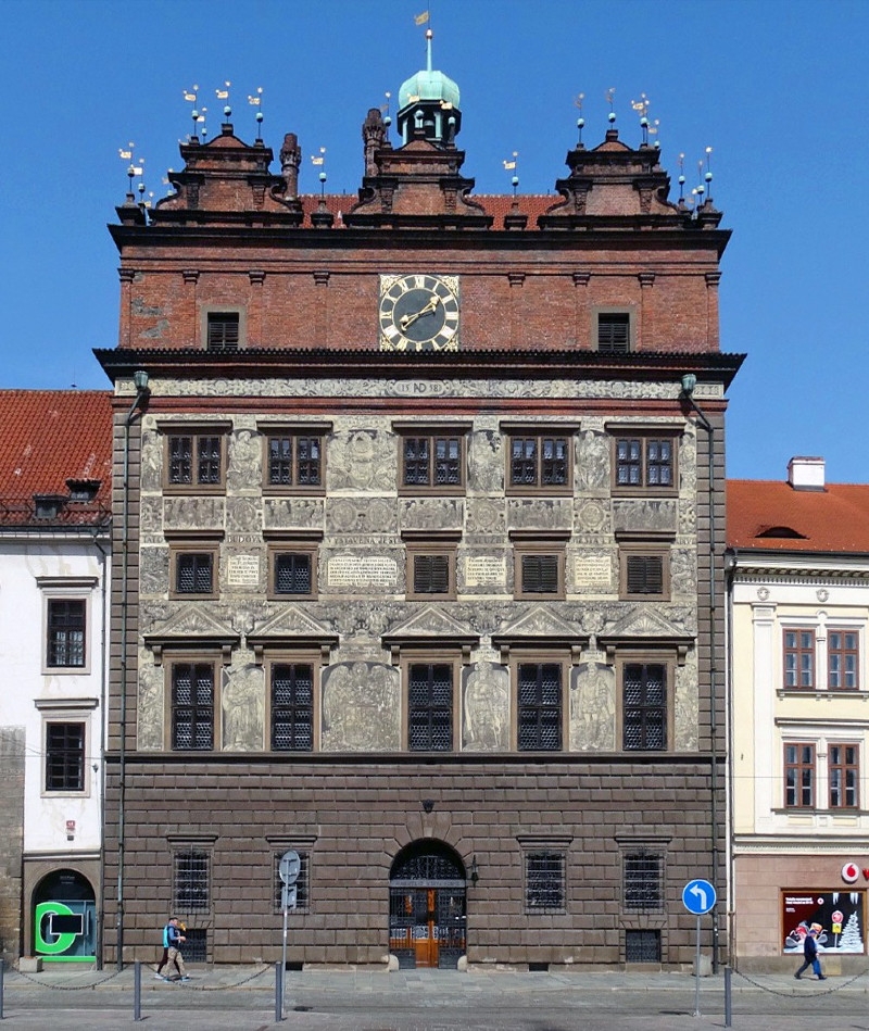 Radnice byla první renesanční stavbou v Plzni. Sgrafitovou výzdobu navrhl a z velké části sám v roce 1910 provedl profesor české techniky v Praze Jan Koula. Foto: Wikimedia Commons
