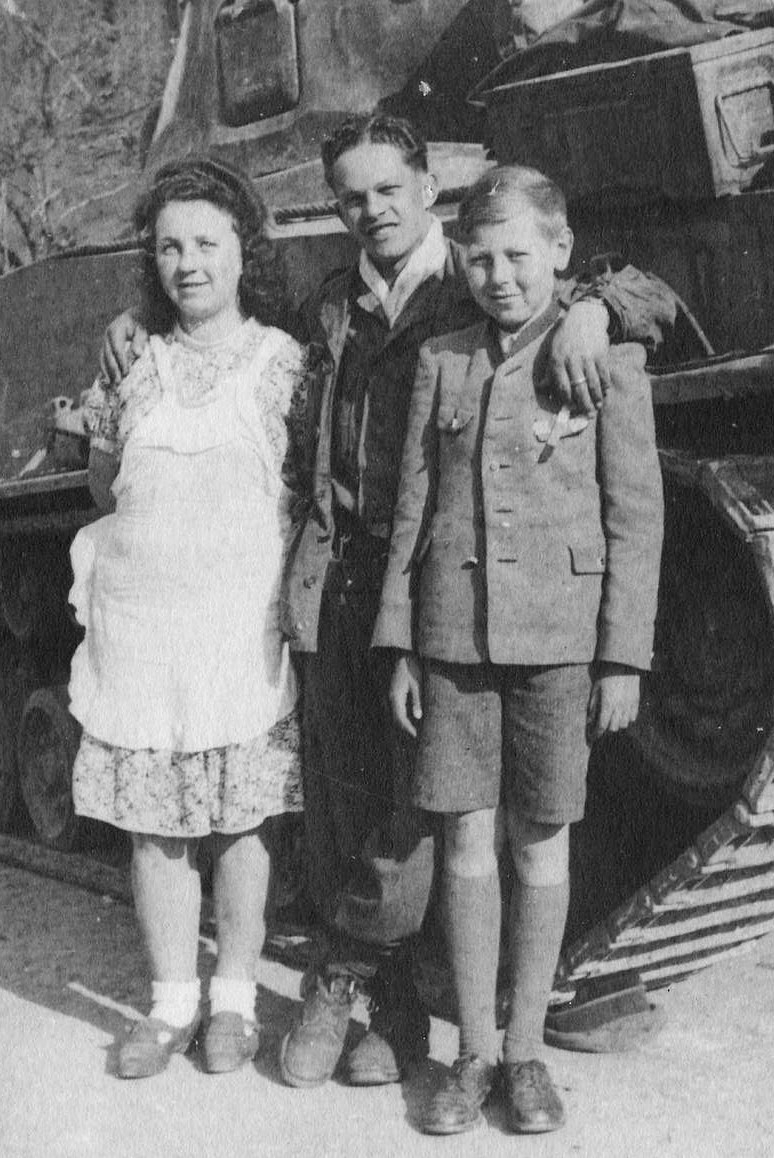 Richard Praus s americkým vojákem a českou dívkou, květen 1945. Zdroj: Paměť národa