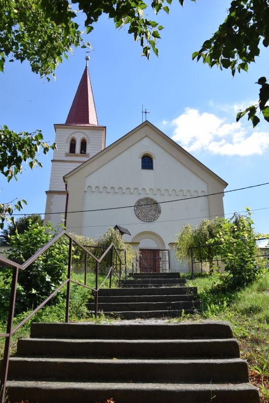 Kostel sv. Petra a Pavla v Rozhovicích. Foto: Iva Marková