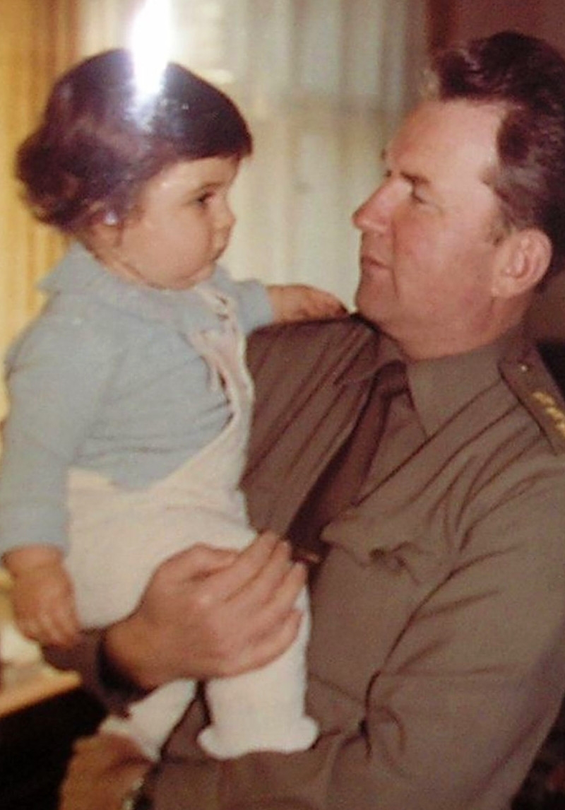 Eduard Vorobjov s dcerkou. Zdroj: Paměť národa