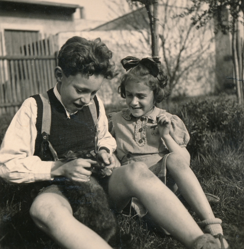 Se sestrou Lenkou (narozena 1935, zemřela 1944), zdroj: archiv pamětníka