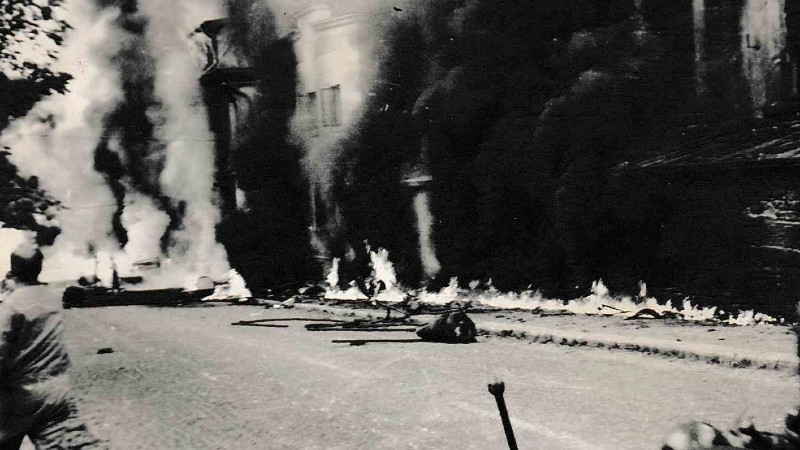 Silnice v Desné v Jizerských horách po výbuchu ruské cisterny 21. srpna 1968. Foto: archív Neumanna