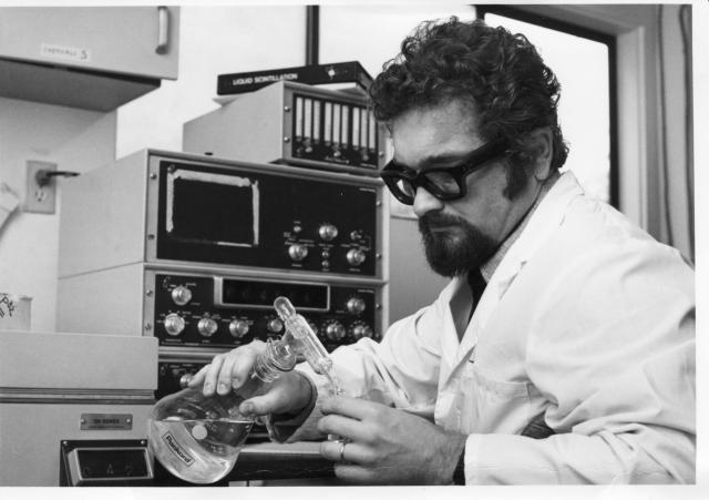 Josef P. Skála v laboratoři ve Vancouveru v roce 1980.