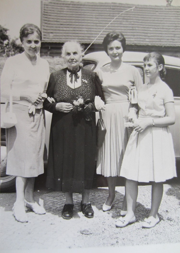 Věra Šmejkalová s dcerou Ivanou (vpravo), maminkou Annou Sekáčovou (uprostřed) a sestrou Jarmilou.