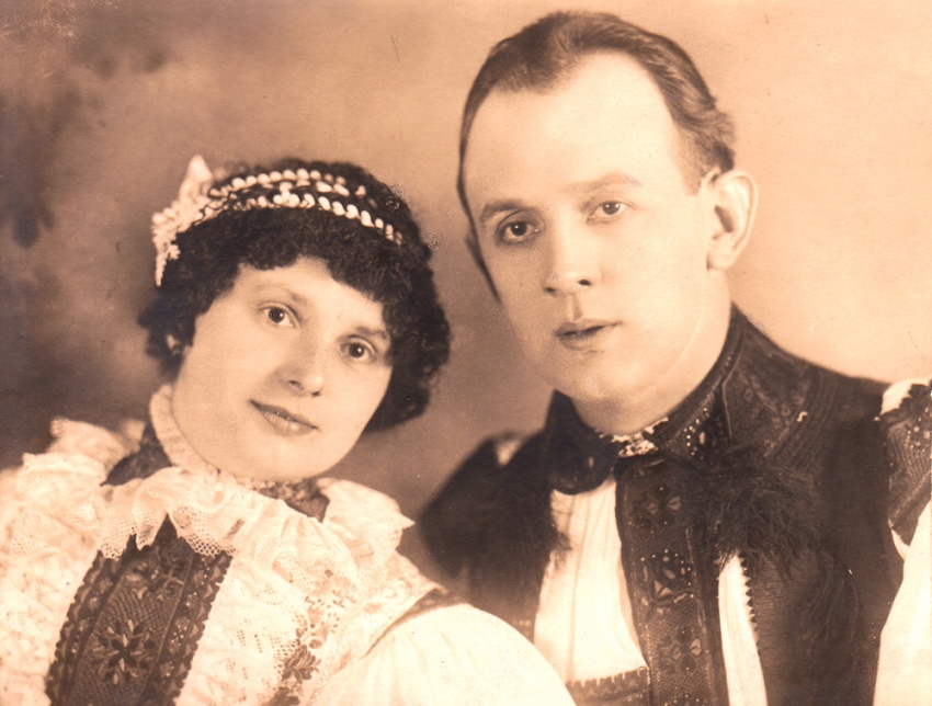 Svatební fotografie Rostislava a Františky Sochorcových z roku 1928. Zdroj: Paměť národa