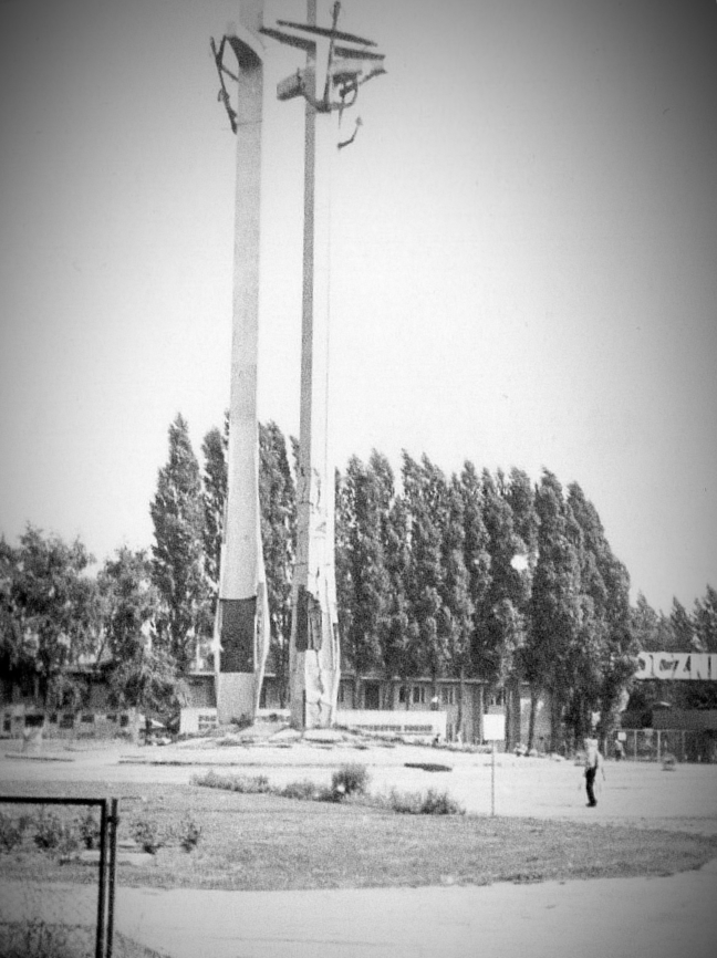 Památník padlých u loděnic v roce 1970 byl odhalen u brány č. 2 krátce po podepsání porozumění 16. prosince 1980. Foto: Wikimedia Commons
