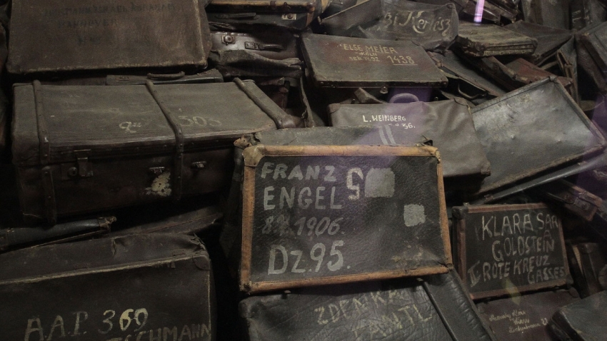 Statisíce kufrů, které Sověti našli ve skladech v táboře Auschwitz po osvobození. Foto Wikimedia Commons