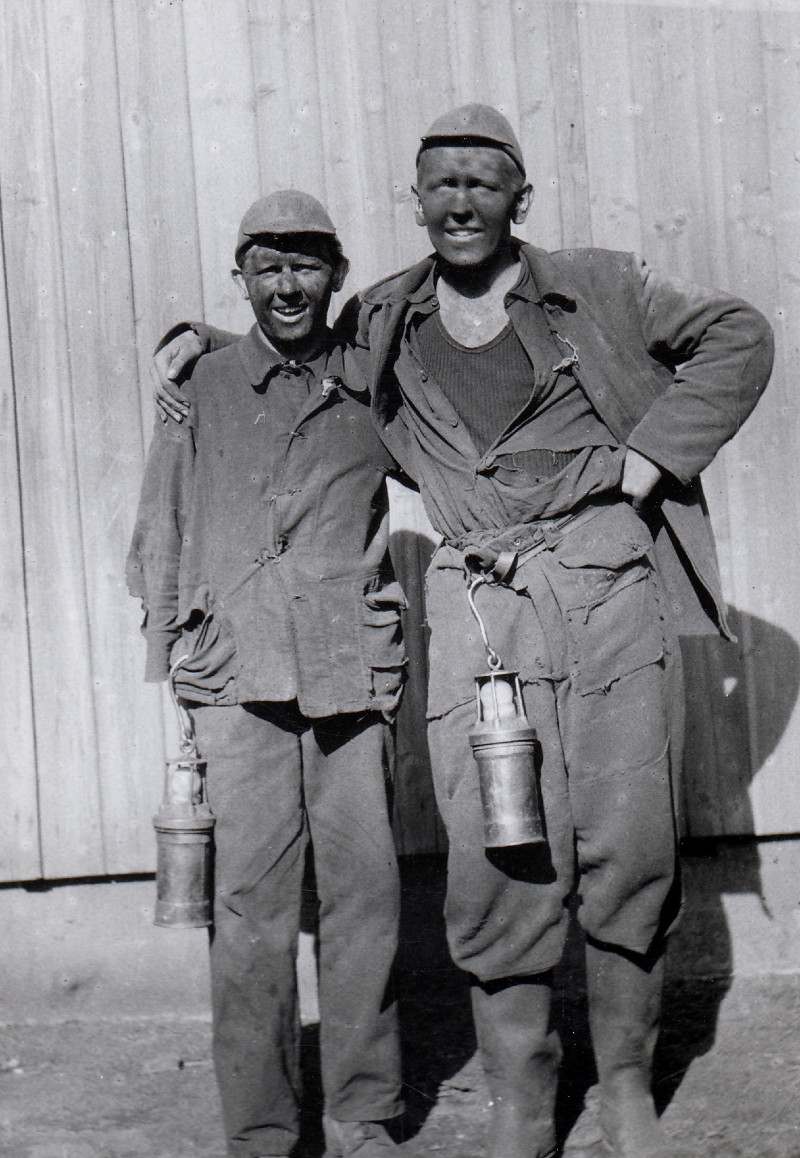 Václav Šulista (vpravo) během vojenské služby u PTP v Karviné v roce 1952.