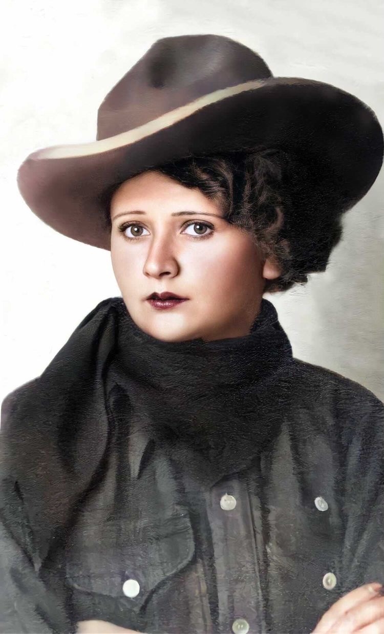 Sute Hladíková na kolorované fotografii. Narodila se v roce 1895 v Lotyšsku. Zdroj: archív Sigmunda Hladíka/úprava The Smile Museum