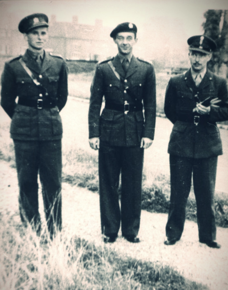 Gustav Svoboda (uprostřed) v roce 1942 během vojenského kurzu v Anglii. Zdroj: Paměť národa