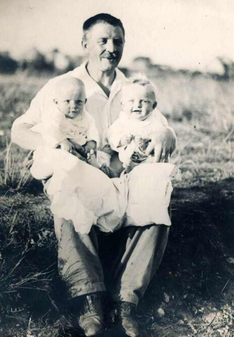 Šťastný otec s dvojčaty – Bohumil Novák si velkou rodinu přál. Foto: Paměť národa