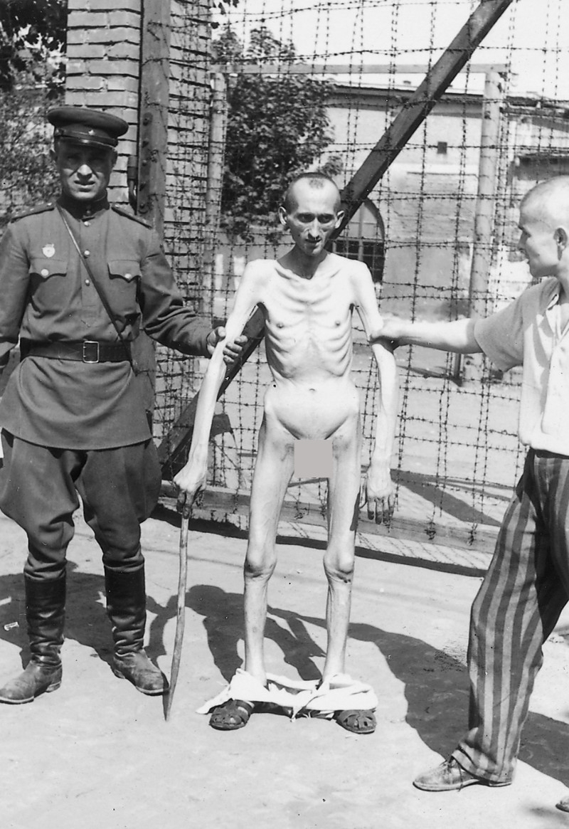 Sovětský voják s jedním z terezínských vězňů po osvobození. Foto: Karel Šanda